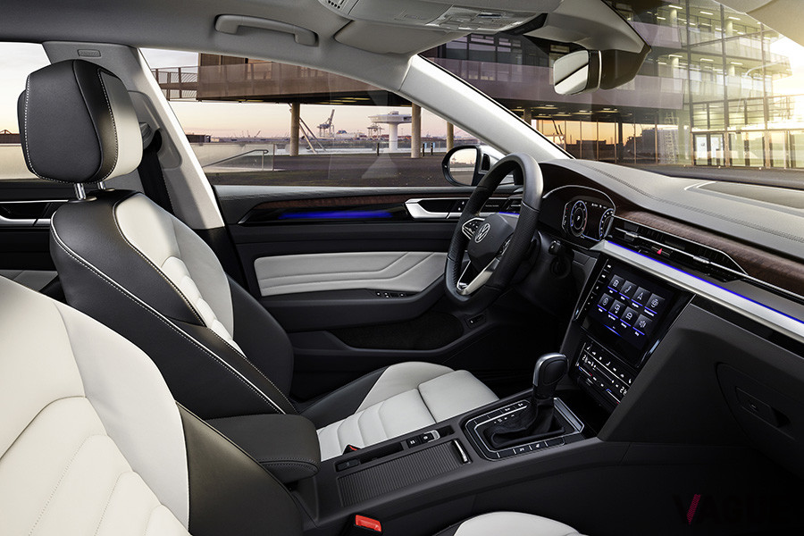 VW新型「アルテオン シューティングブレーク」のフロントシート