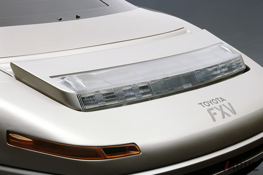 1985年開催の第26回東京モーターショーで出展されたトヨタのアドバンスドスポーティ4WDサルーン「FXV」