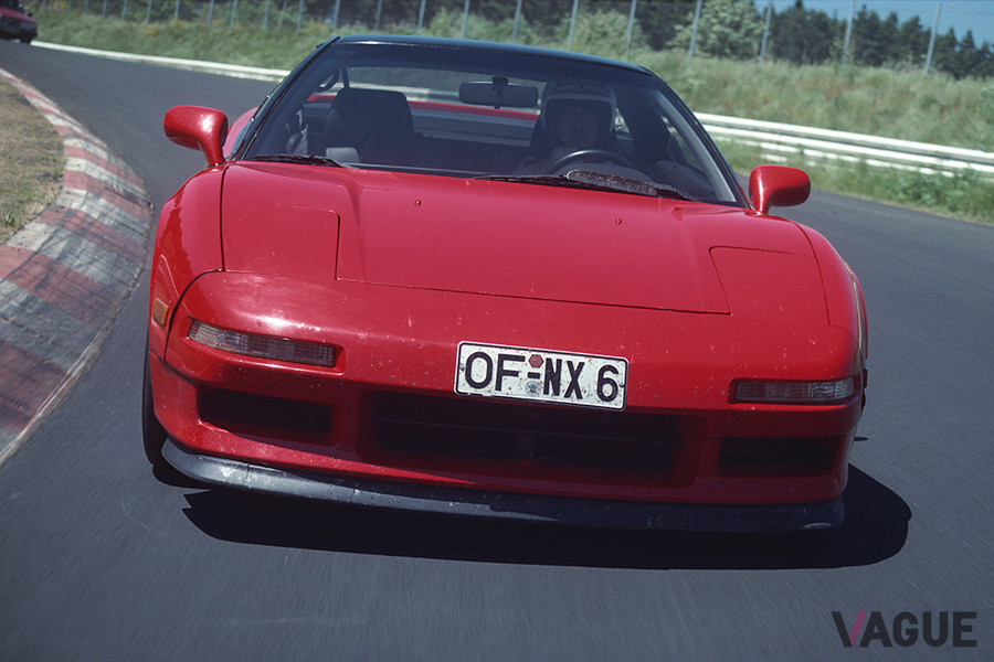 1989年、ニュルブルクリンクでテストするプロトタイプ「NS-X」
