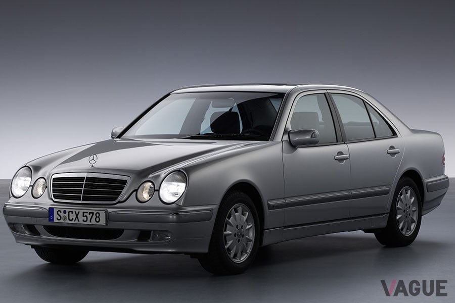 メルセデス・ベンツW210型「Eクラス セダン」（1999年）