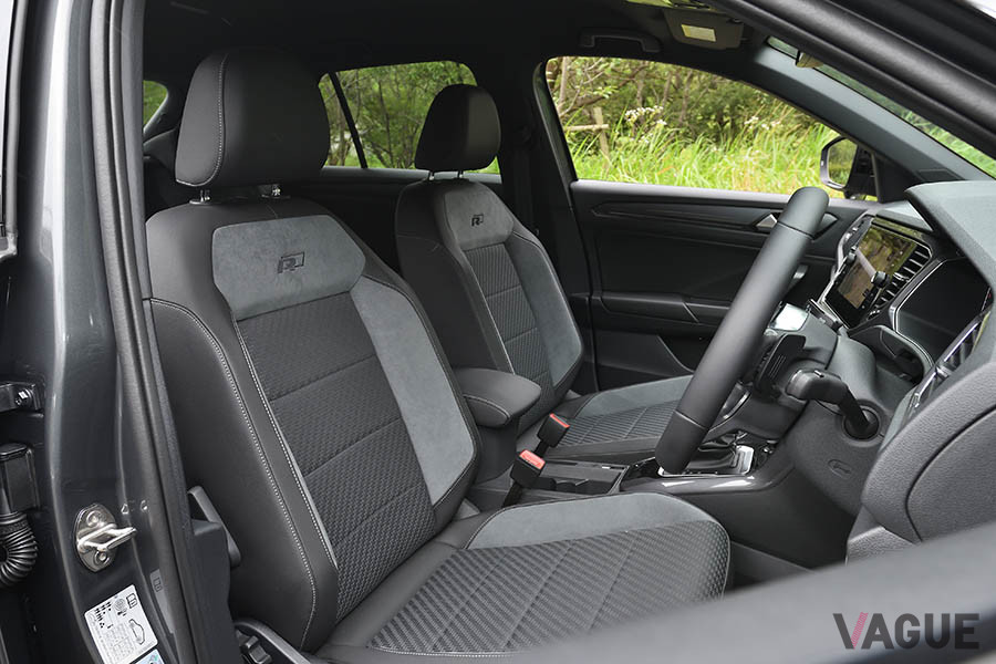 VW「T-Roc」のフロントシート。R-Lineのためシートには「R」のマークが入る