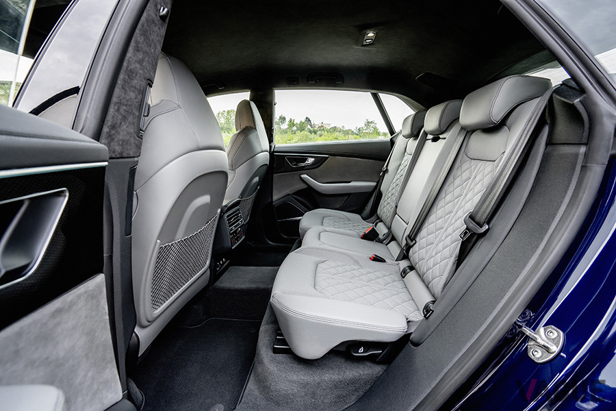 アウディ「SQ8」のリアシート