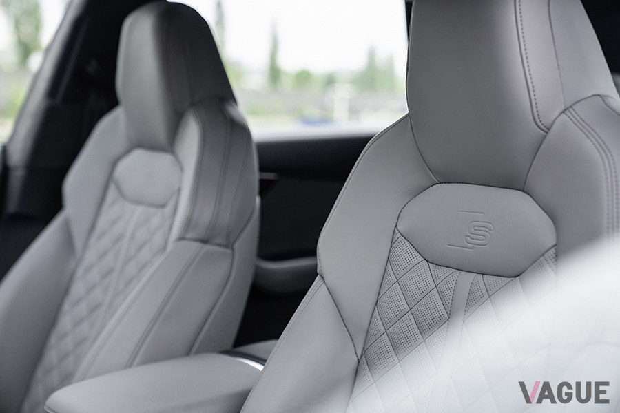 アウディ「SQ8」の室内