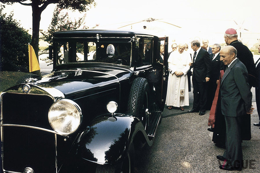 今から90年前の1930年、メルセデス・ベンツの教皇車の歴史はW08型「ニュルブルク460」から始まった。もともと教皇ピウス11世に納められていたこの車両は、全面的な改修を経て1984年にバチカンに返還され、当時教皇在任中だった教皇ヨハネ・パウロ2世に引き渡された