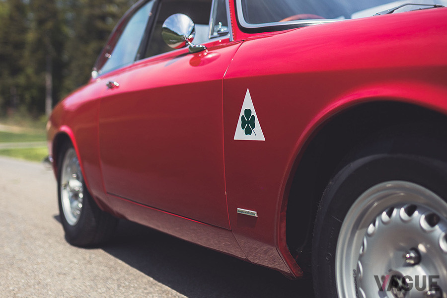 ジュリア スプリントGTAmのようにフェンダーは膨らんでいないが、このスリークなボディも美しい（C）2020 Courtesy of RM Sotheby's