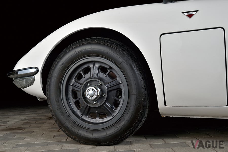 4輪真空倍力装置付きディスクブレーキ、マグネシウムホイールなど、当時の最新の技術を投入