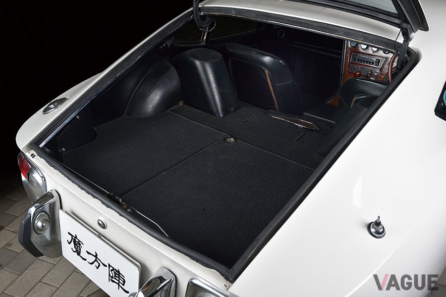 荷室のハッチゲートを開けると厚みはないが奥行きのある収納スペースを確保