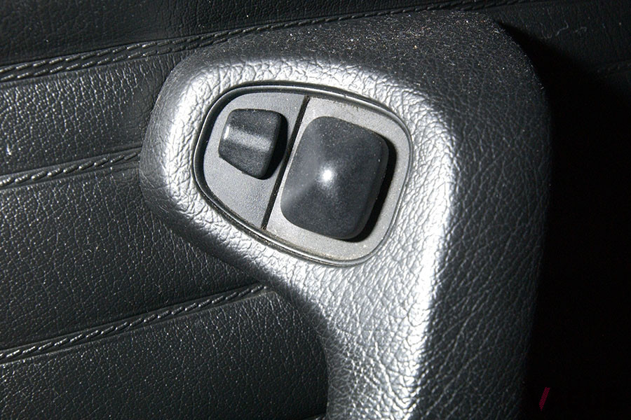 パワーミラー：運転席ドアのヒンジ付近にある配線のカプラーに水が浸入することで、各配線の接触不良を起こし、電動ミラーが作動しなくなるというトラブルが発生することもある