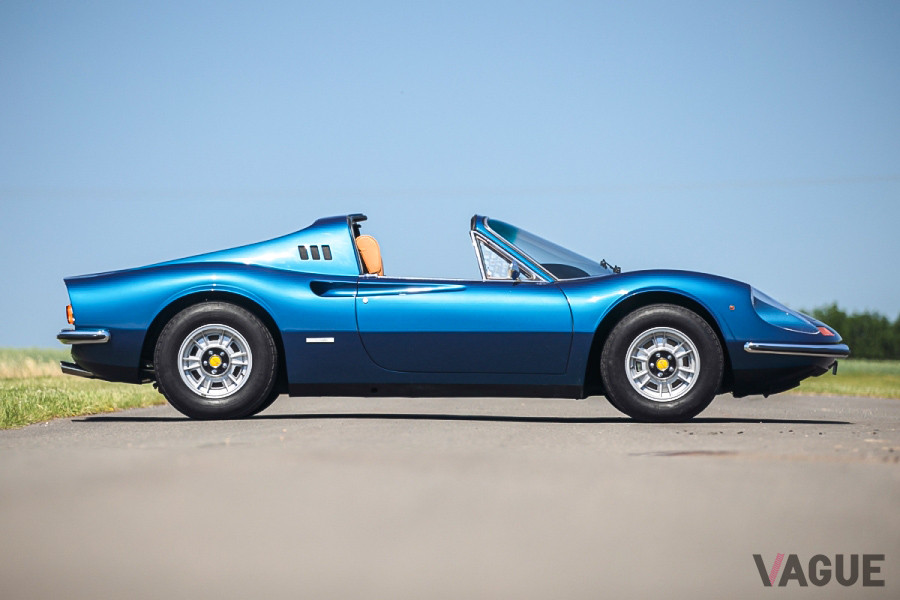 デタッチャブル式トップを装着したスパイダー版である「ディーノ246GTS」（c）SILVERSTONE AUCTIONS