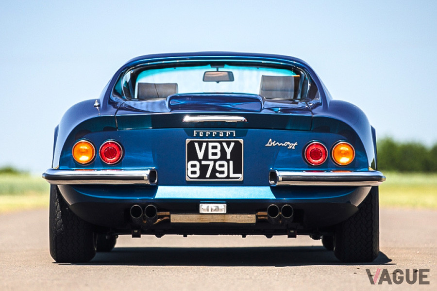 デタッチャブル式トップを装着したスパイダー版である「ディーノ246GTS」（c）SILVERSTONE AUCTIONS