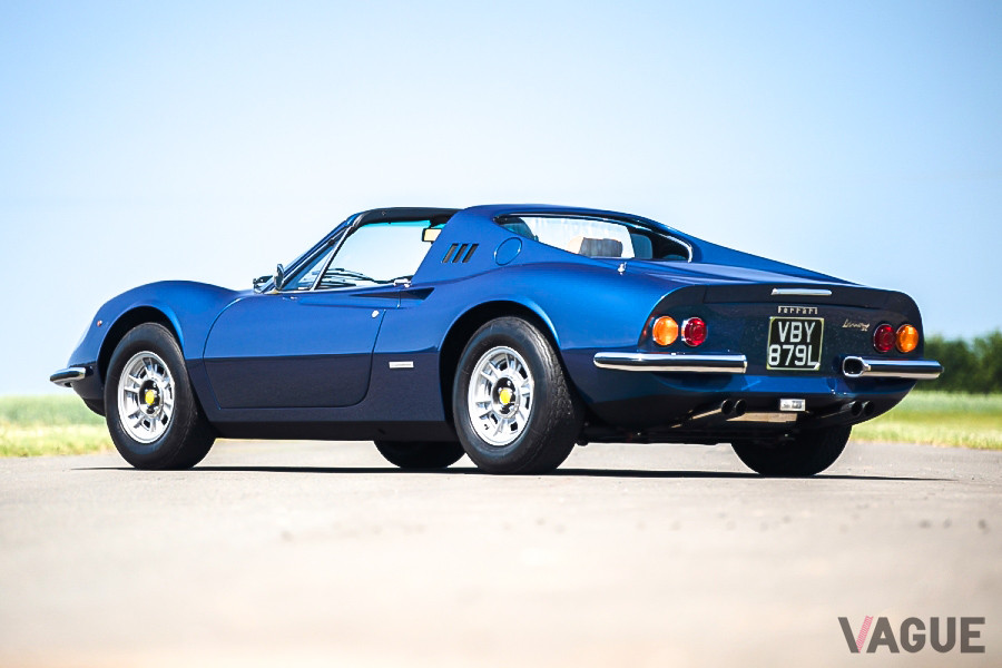デタッチャブル式トップを装着したスパイダー版である「ディーノ246GTS」（c）SILVERSTONE AUCTIONS