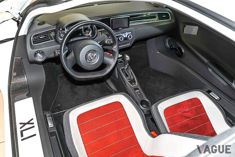 軽量化のために、ダッシュボードなどにも積極的にカーボンファイバーが使用されている（C）SILVERSTONE AUCTIONS