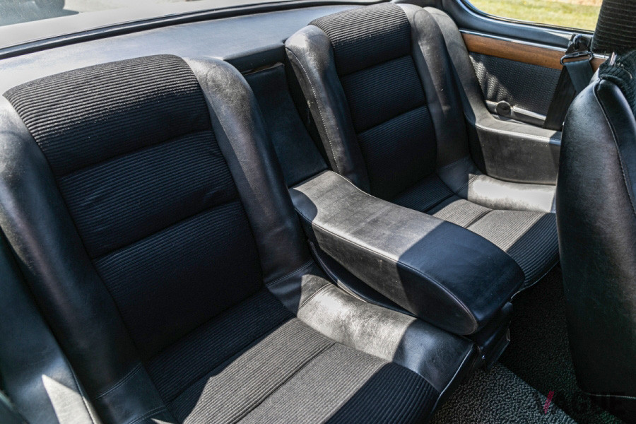 フロントだけでなくリアシートもグッドコンディションだ（C）SILVERSTONE AUCTIONS