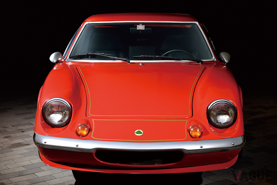 1966年、モノコック・ボディにミドシップエンジンを搭載する当時最先端の技術を取り入れ、新時代のピュアスポーツとして登場