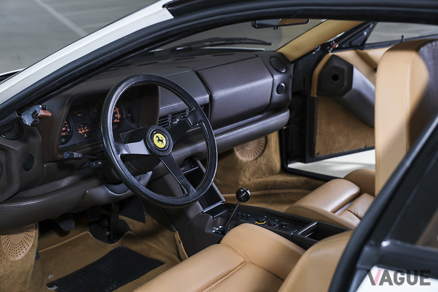 ホワイトの外装にタンの内装の組み合わせは当時からかなりオシャレだった（C）2020 Courtesy of RM Sotheby's