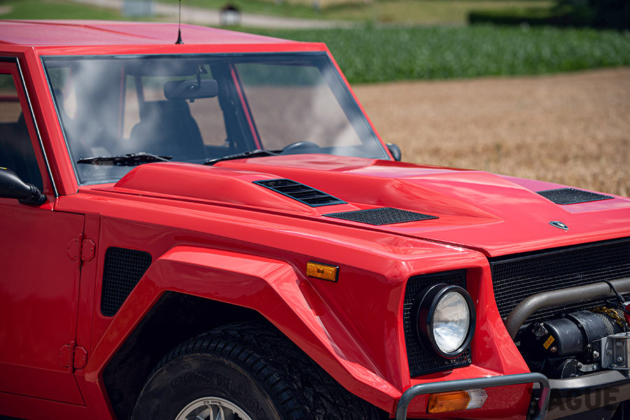ボンネットのダクトのせいで、運転席からの視界は悪い（C）2020 Courtesy of RM Sotheby's