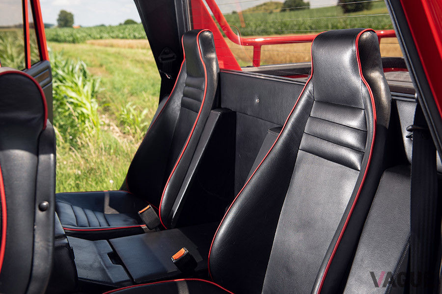 リアシートはセパレートタイプとなり、2名乗車できる（C）2020 Courtesy of RM Sotheby's