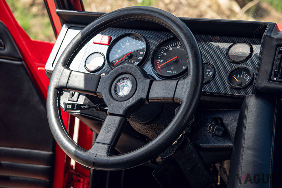 ステアリングはナルディ製（C）2020 Courtesy of RM Sotheby's