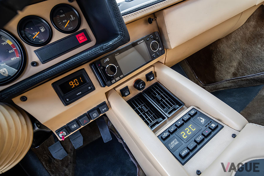 デジタル表示なども完調。オーディオはJVCのKD-AVX2がインストールされている（C）2020 Courtesy of RM Sotheby's