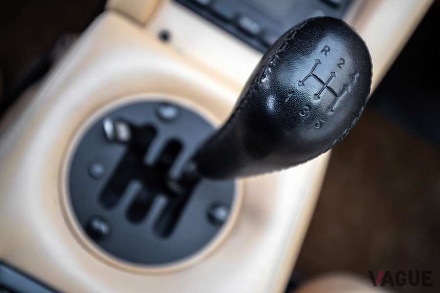 手前が1速となる5速MT（C）2020 Courtesy of RM Sotheby's