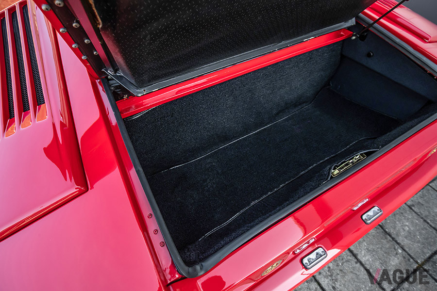 エンジンの後ろにはラゲッジスペースも備わっている（C）2020 Courtesy of RM Sotheby's