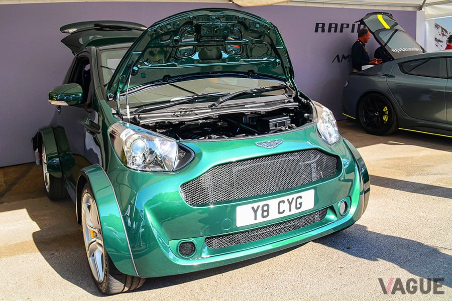 「ヴァンテージS」の4.7リッターV8自然吸気エンジンが縦置きに搭載したアストンマーティン「V8シグネット」