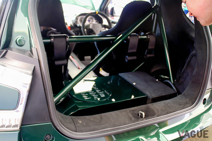 ボディ補強のためにもロールバーが組まれている