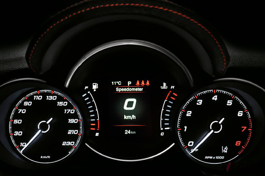 メーターフードにもアルカンターラを採用