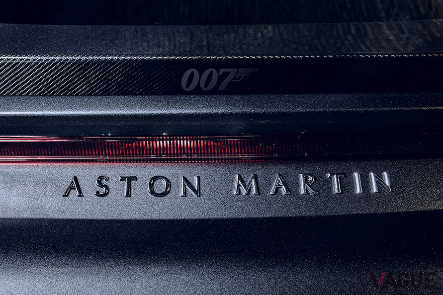 リアスポイラー・ブレードには、ステンレス・スチール・シルバーの007フォイル（箔押し）