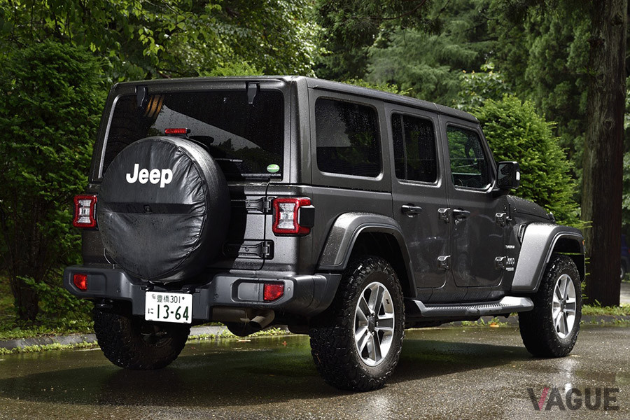 Jeep「ラングラー・アンリミテッド・サハラ」には、2リッターターボと3.6リッターの2種類のエンジンがラインナップされている