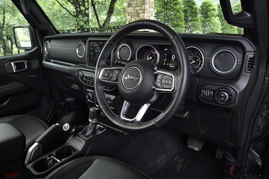 実際に30度以上の斜面を車体を安定した状態で下っていくのは、非常に心強い