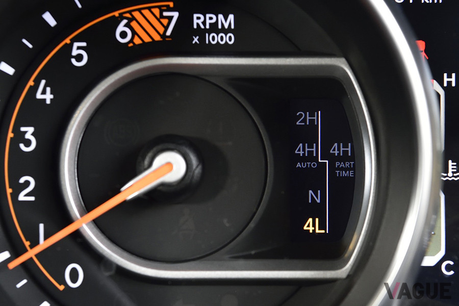 ブラックのレザーシートとなる「ラングラー・アンリミテッド・サハラ」のインテリア