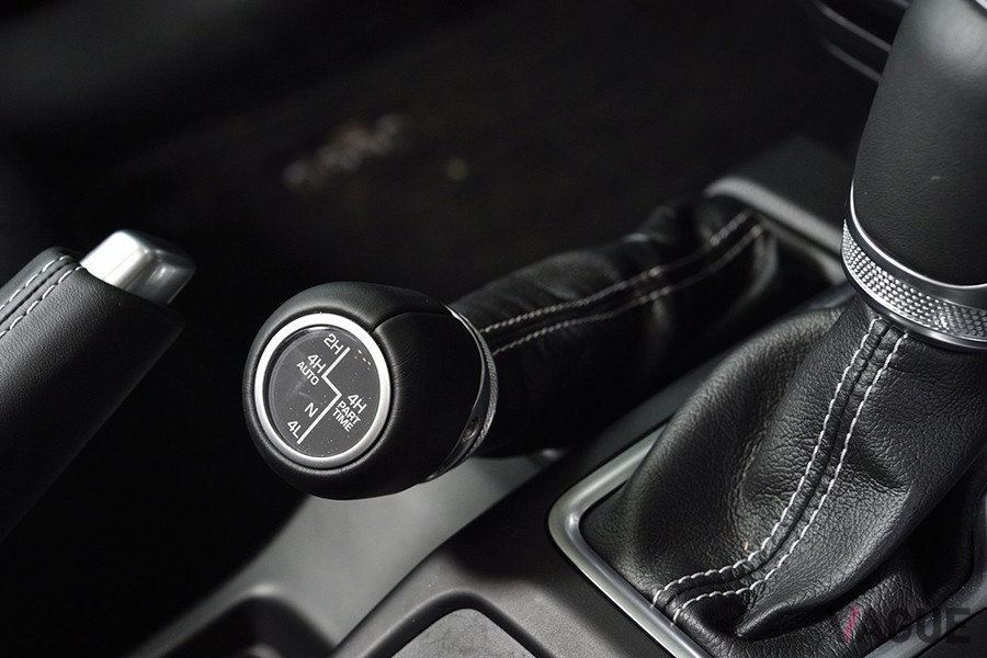 悪路や岩登り時などに対応した最大の駆動力を発生するローギアードの「4L」は、パートタイム4×4となる