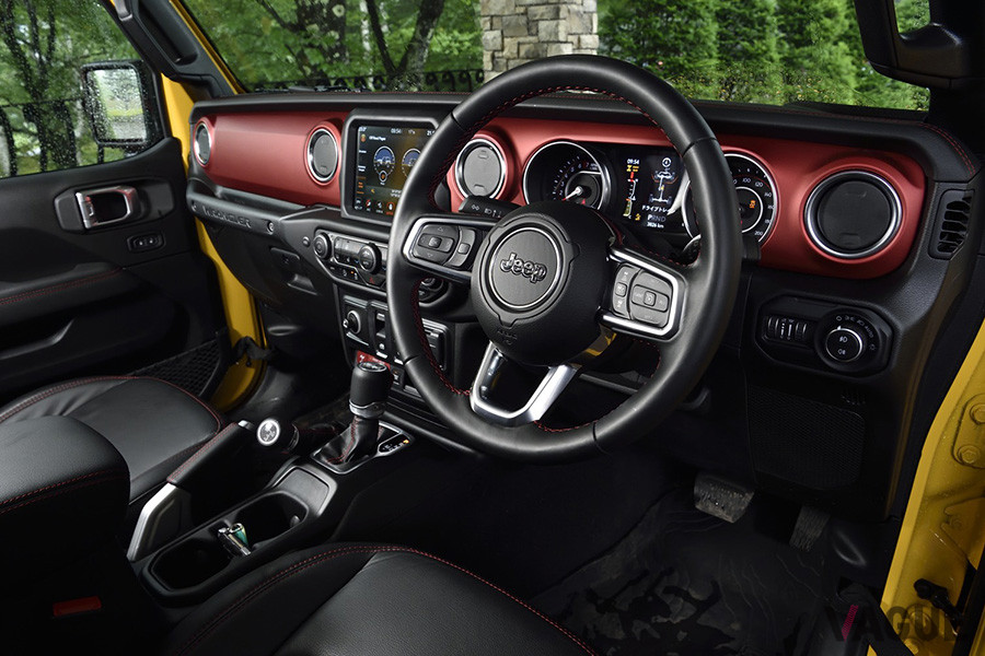 2ドア・ショートホイール版の限定車ラングラー・ルビコンのレッドカラーのインパネ