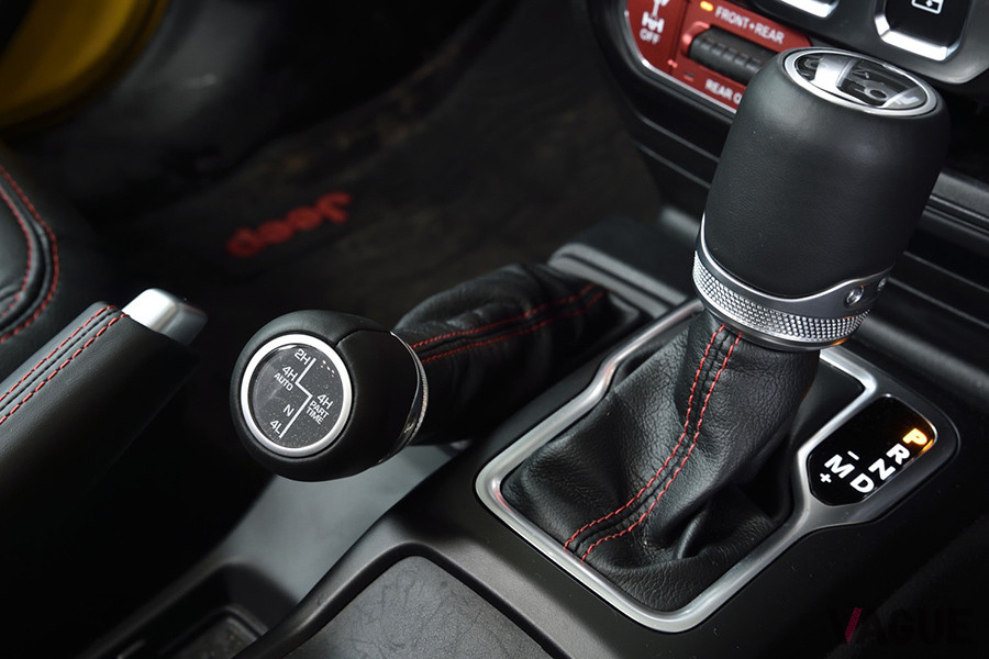 ブラックの内装色にレッドのステッチが入る限定モデルの2ドア版ラングラー・ルビコン