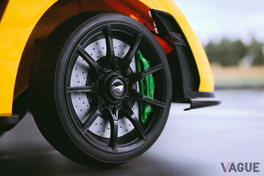 ホイールのデザインだけでなく、ブレーキキャリパーやローターなども再現されている