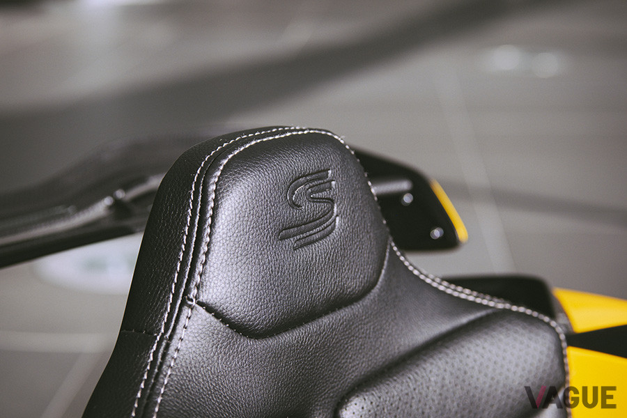 シートのヘッドレスト部分にはセナのマークが型押されている