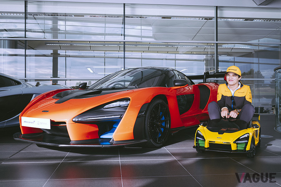 英国ウォーキングにあるマクラーレン・テクノロジー・センターにて、ライドオンに乗るランド・ノリス