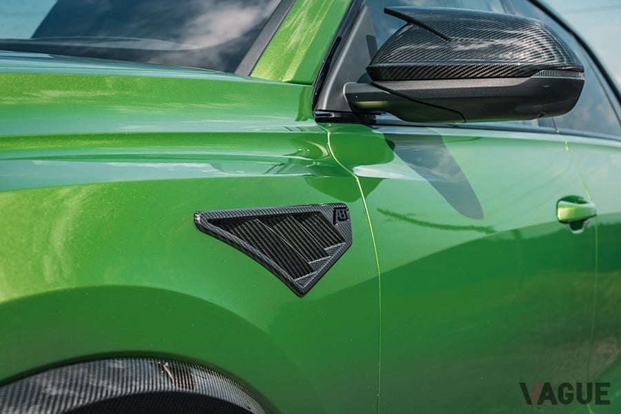 「ミラーキャップ」、「フェンダーエクステンション」は、カーボン素材で成型されている