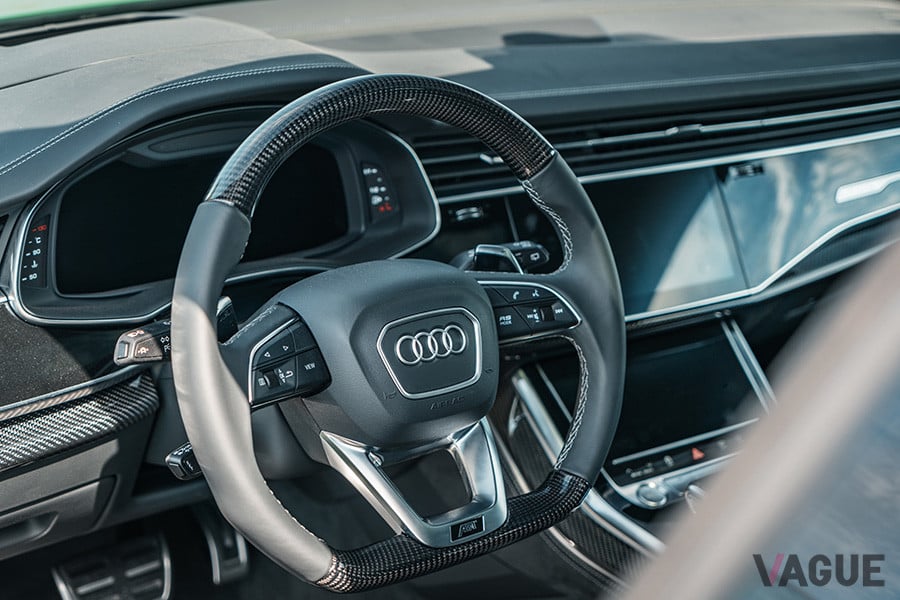 ステアリングホイールはレザーとカーボンのデュアルマテリアルによる