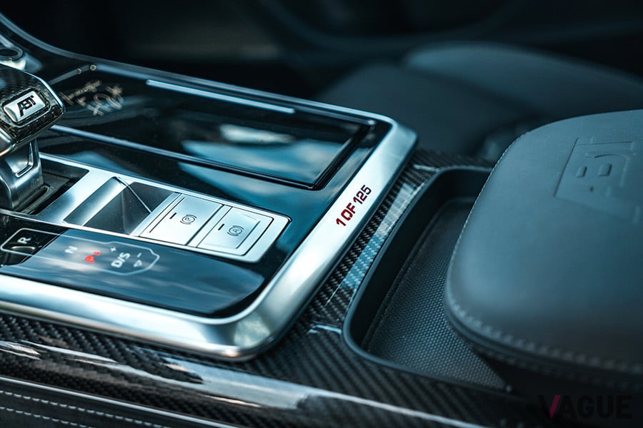 センターコンソールには、シリアルナンバーがさり気なく入っている