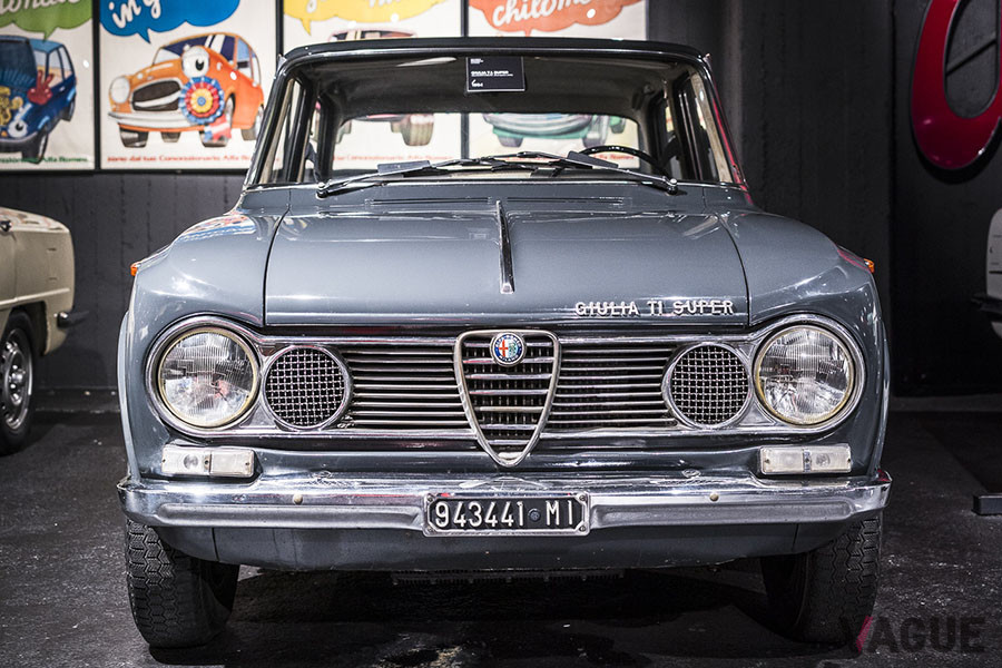 1964年の「ジュリアTiスーパーQV」、このグレイの色は世界で唯一。ミュージアムの壁面には当時の販売促進が展示されている