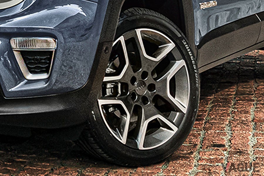 19インチアルミホイールと235／45R19タイヤをセット