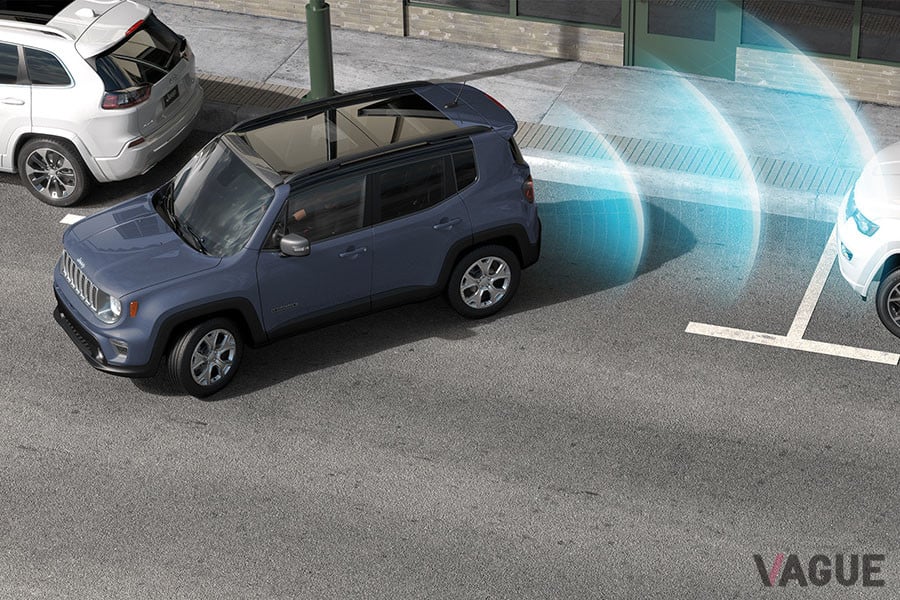 リアバンパー内蔵の超音波センサーにより、死角にある障害物を検知し音と表示で警告するリアパークアシストも装備