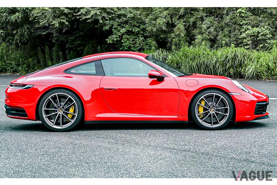 「911カレラS」のスリーサイズは、全長4519mm、全幅1852mm、全高1300mm
