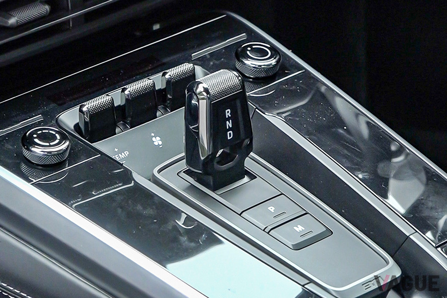 シフトノブはなく、小さなセレクターレバーでシフト操作する