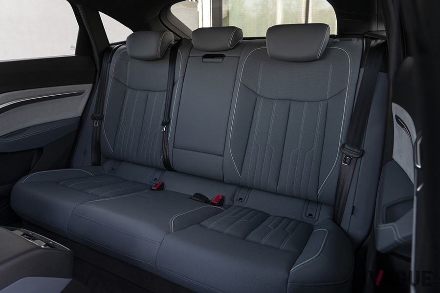 アウディ「eトロン スポーツバック」のリアシート