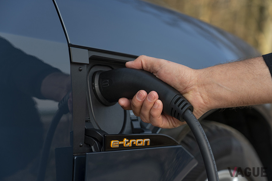 アウディ「eトロン スポーツバック」の充電リッド