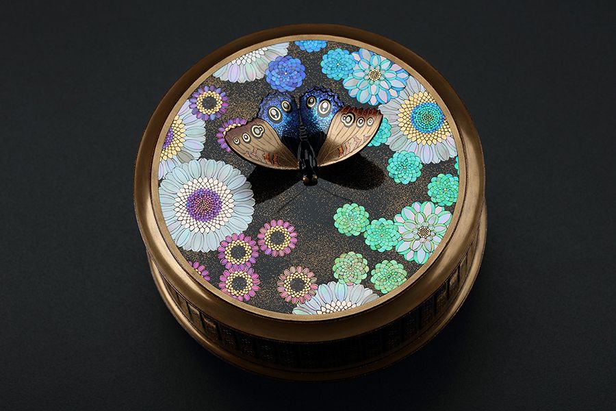 橋本千毅《 花蝶螺鈿蒔絵箱 》 2018　個人蔵　