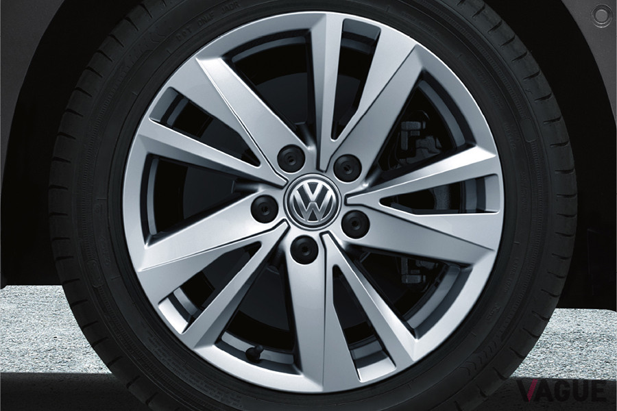 VW「ゴルフ トゥーランTSIコンフォートラインリミテッド」。16インチアルミホイール
